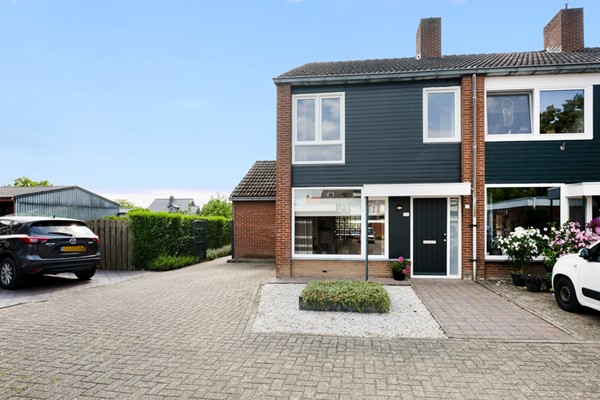 Moderne, instapklare en goed onderhouden eindwoning, 3 slaapkamers, zolderkamer en mooie verzorgde tuin.